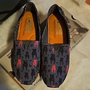 Bobs from sketchers sz 6 pit bull slip on.